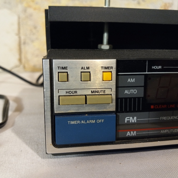 Emerson RK4000 Under Cabinet Mount AM/FM/ Timer / Alarm Clock Radio - Picture 12 of 12